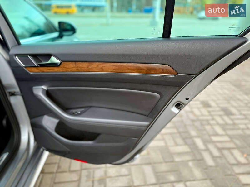 Седан Volkswagen Passat 2018 в Днепре