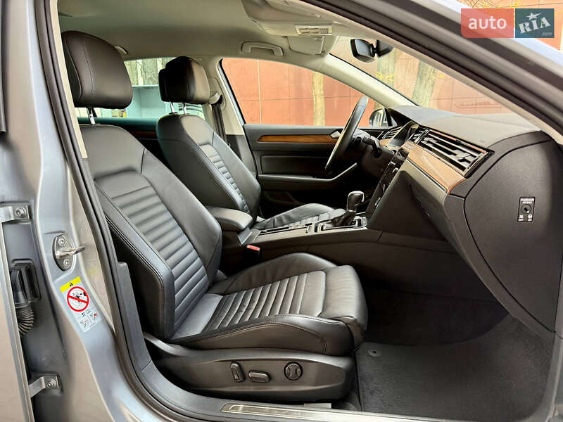 Седан Volkswagen Passat 2018 в Днепре