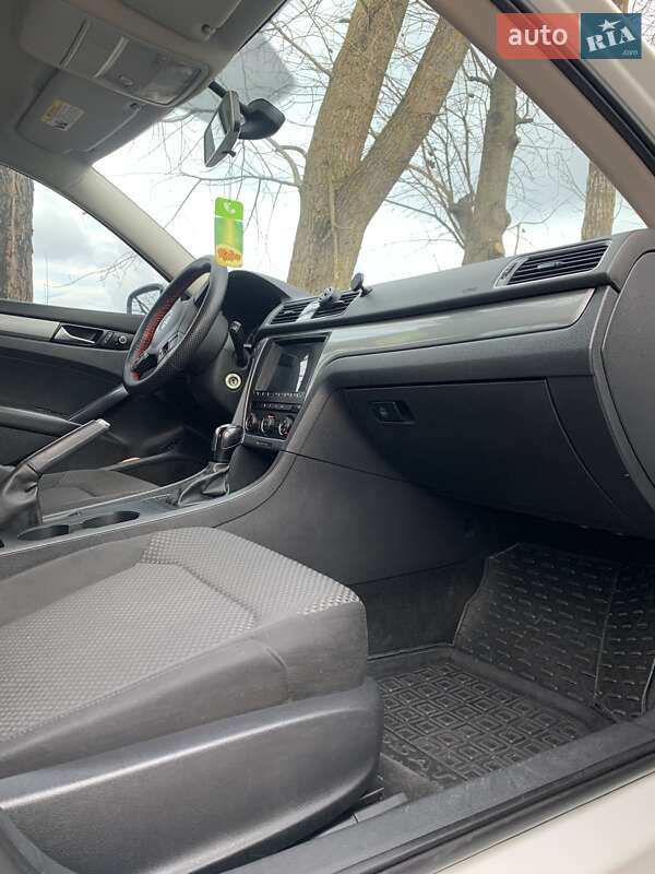 Седан Volkswagen Passat 2013 в Хмельницком