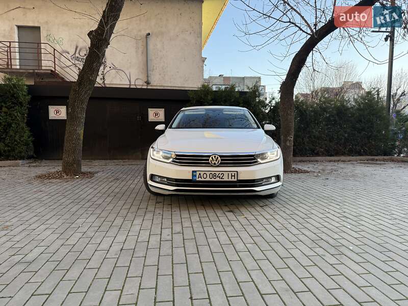 Седан Volkswagen Passat 2015 в Ужгороді
