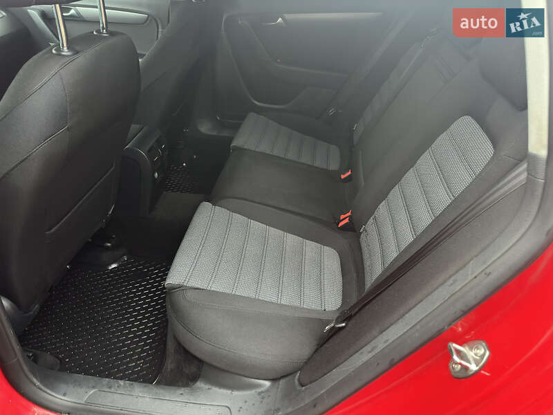 Універсал Volkswagen Passat 2012 в Івано-Франківську