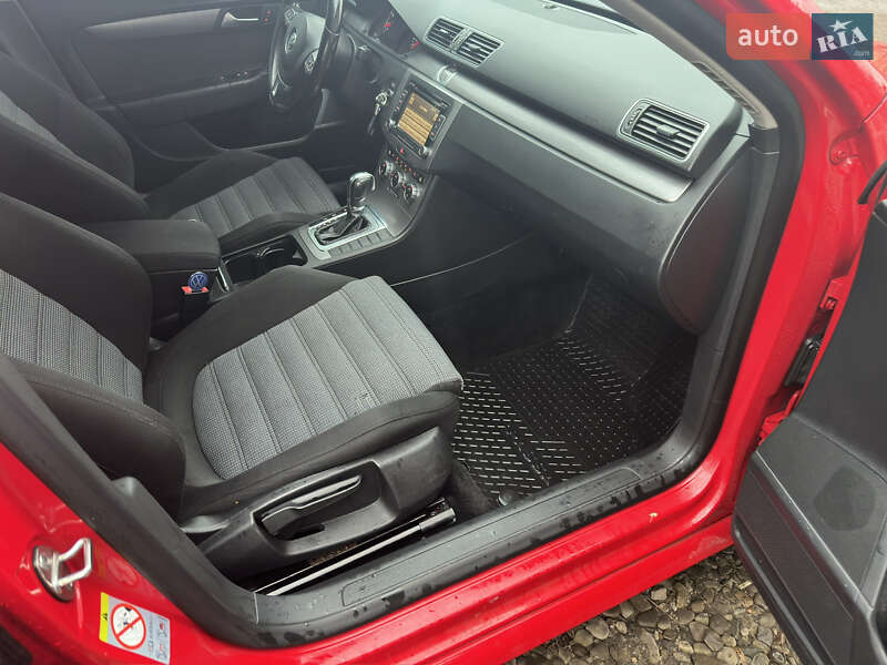 Універсал Volkswagen Passat 2012 в Івано-Франківську