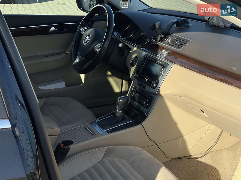 Универсал Volkswagen Passat 2011 в Нововолынске