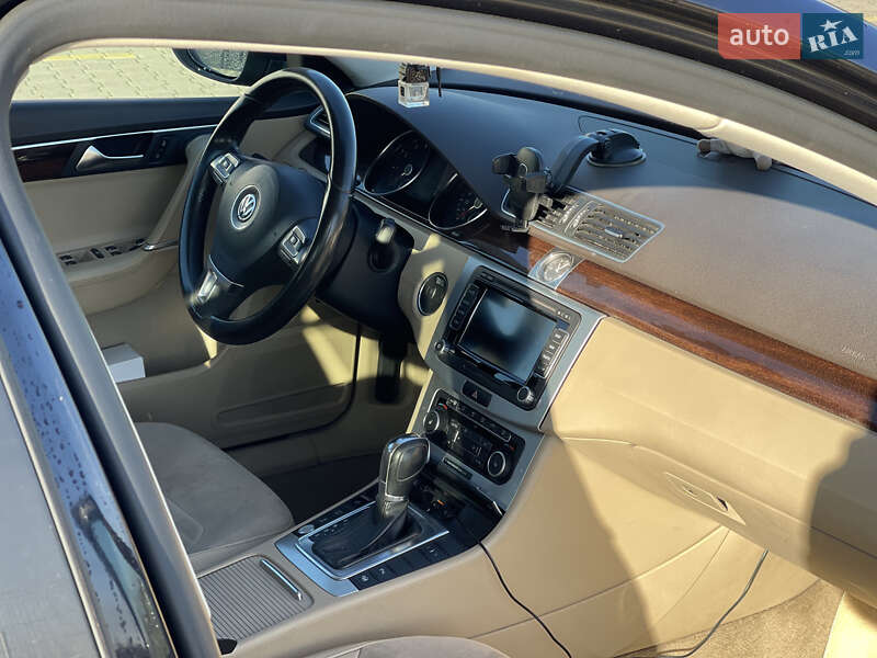 Универсал Volkswagen Passat 2011 в Нововолынске