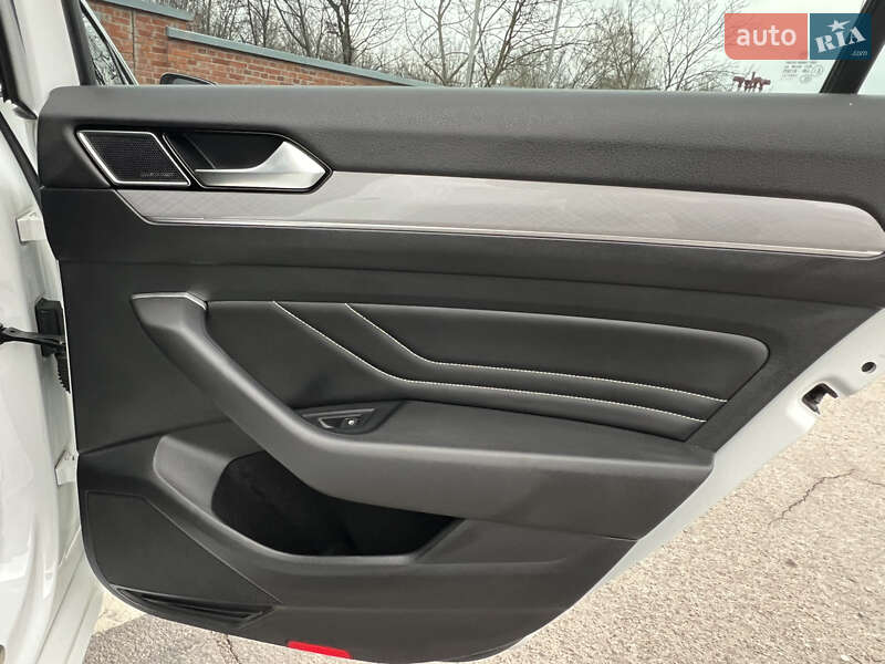 Седан Volkswagen Passat 2021 в Дрогобыче