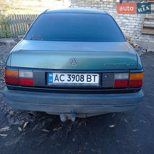 Седан Volkswagen Passat 1989 в Голобах