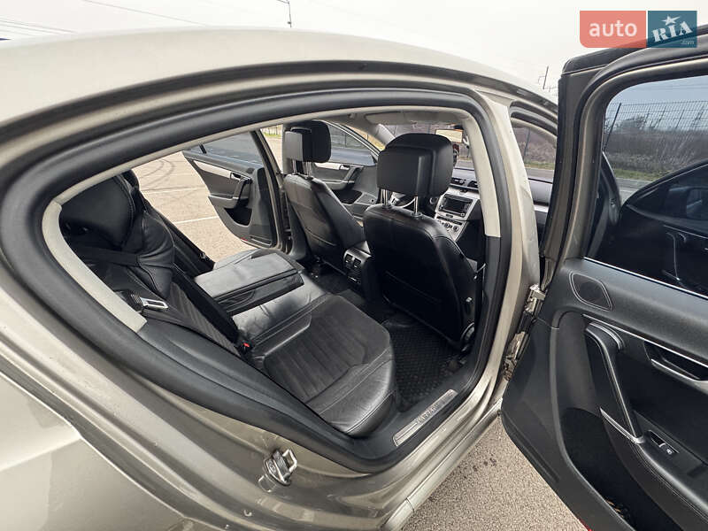 Седан Volkswagen Passat 2014 в Ровно