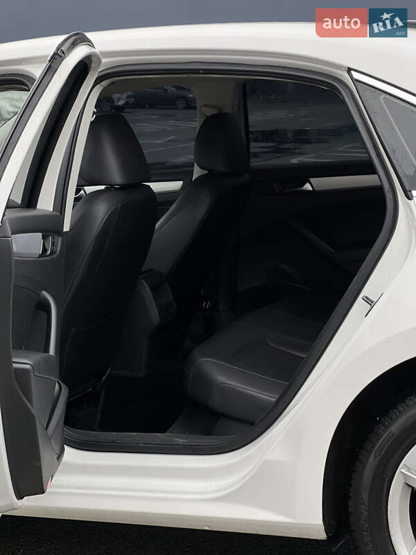 Седан Volkswagen Passat 2011 в Киеве