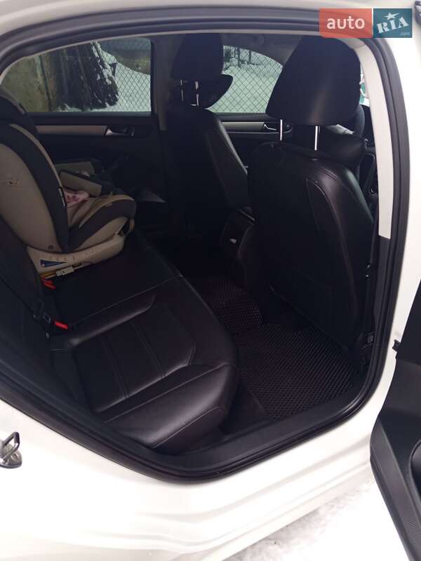 Седан Volkswagen Passat 2014 в Мостиській