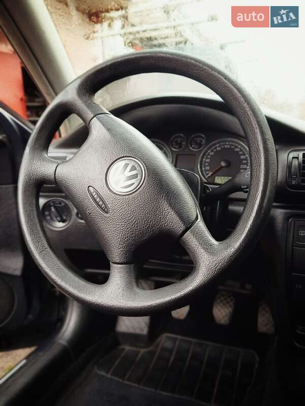 Универсал Volkswagen Passat 2002 в Староконстантинове