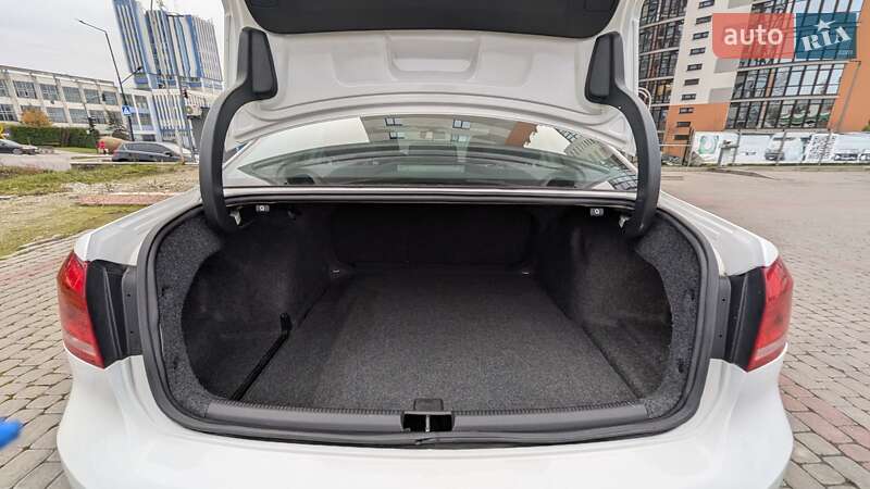 Седан Volkswagen Passat 2015 в Ивано-Франковске