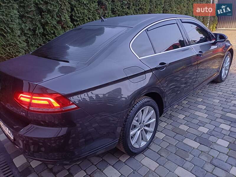 Седан Volkswagen Passat 2018 в Чернівцях