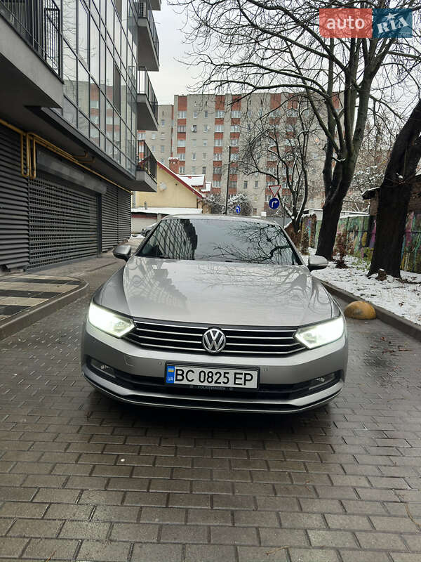Седан Volkswagen Passat 2016 в Львове