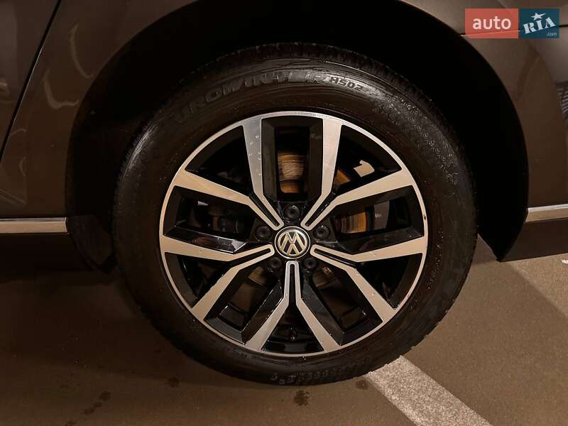 Универсал Volkswagen Passat 2018 в Киеве
