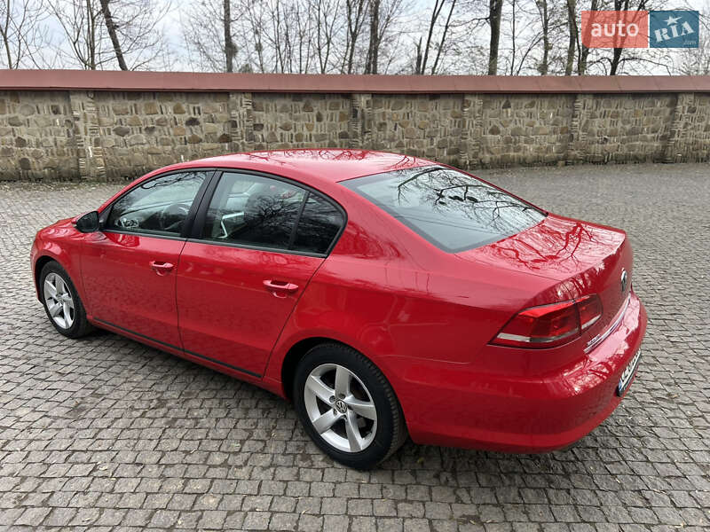 Седан Volkswagen Passat 2013 в Черновцах