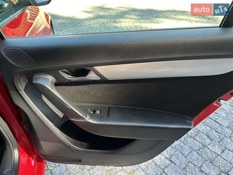 Седан Volkswagen Passat 2013 в Черновцах