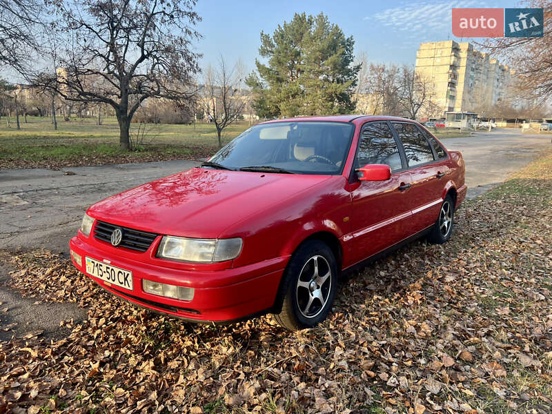 Седан Volkswagen Passat 1994 в Горішніх Плавнях