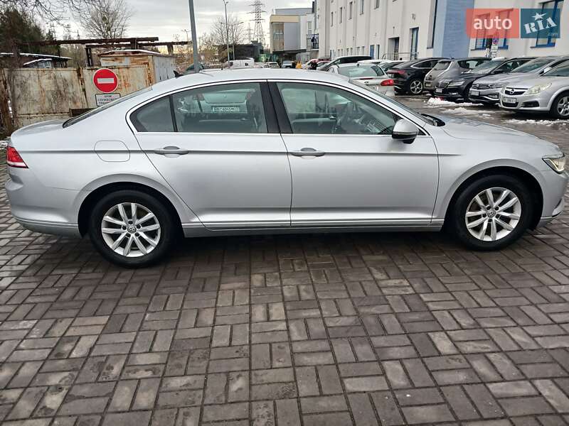 Седан Volkswagen Passat 2017 в Львове