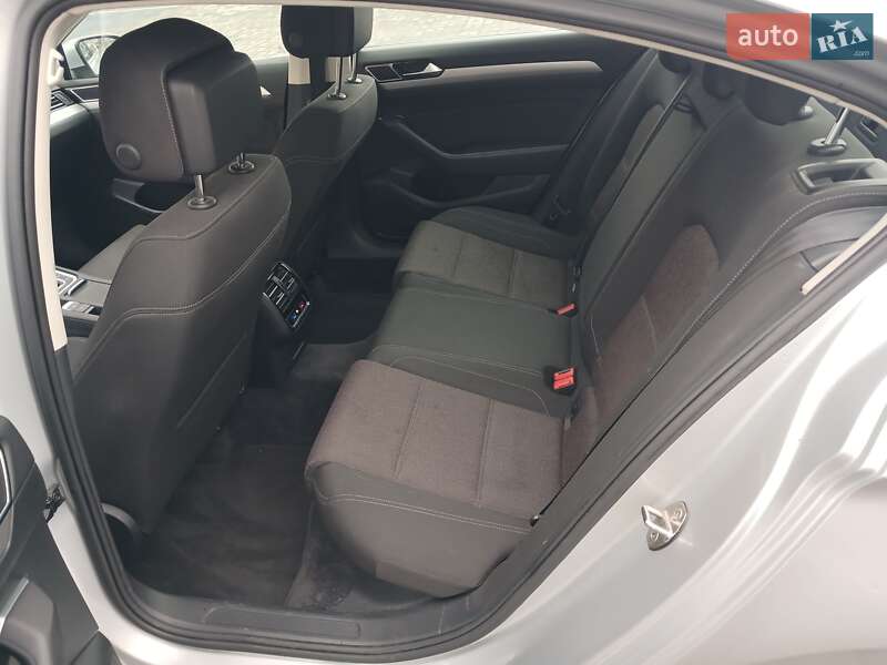 Седан Volkswagen Passat 2017 в Львове