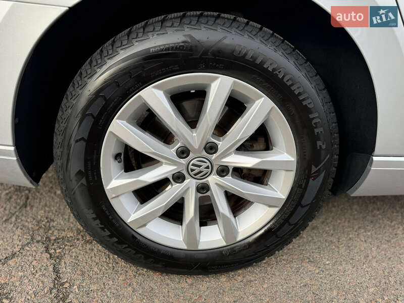 Универсал Volkswagen Passat 2018 в Киеве