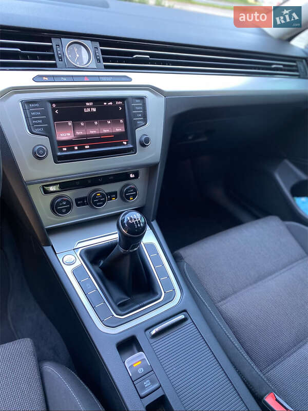 Седан Volkswagen Passat 2016 в Хмельницком