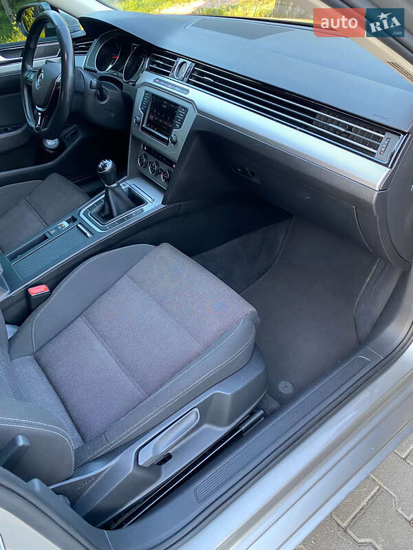 Седан Volkswagen Passat 2016 в Хмельницком