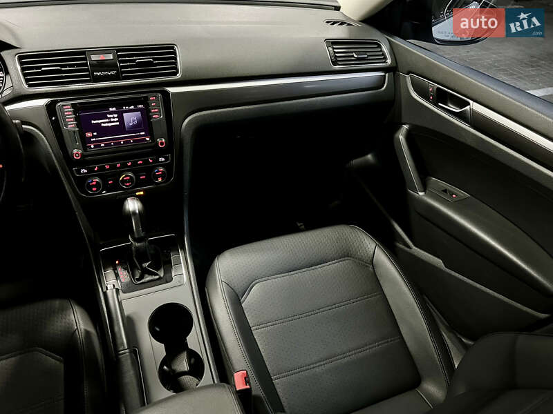 Седан Volkswagen Passat 2018 в Киеве