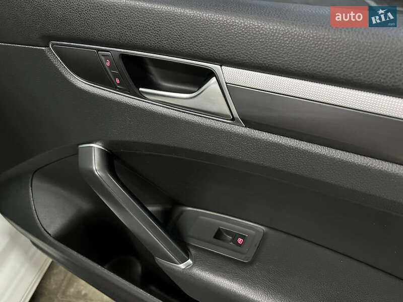 Седан Volkswagen Passat 2018 в Киеве