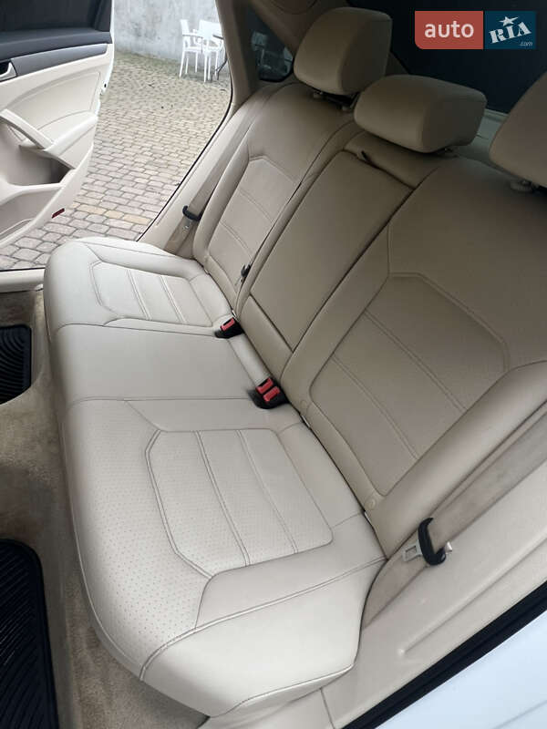 Седан Volkswagen Passat 2014 в Ивано-Франковске