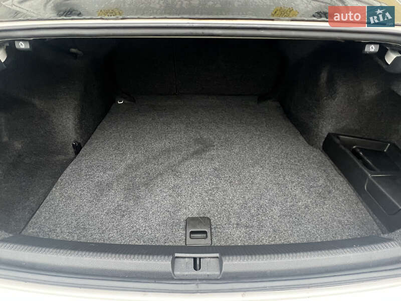 Седан Volkswagen Passat 2014 в Ивано-Франковске