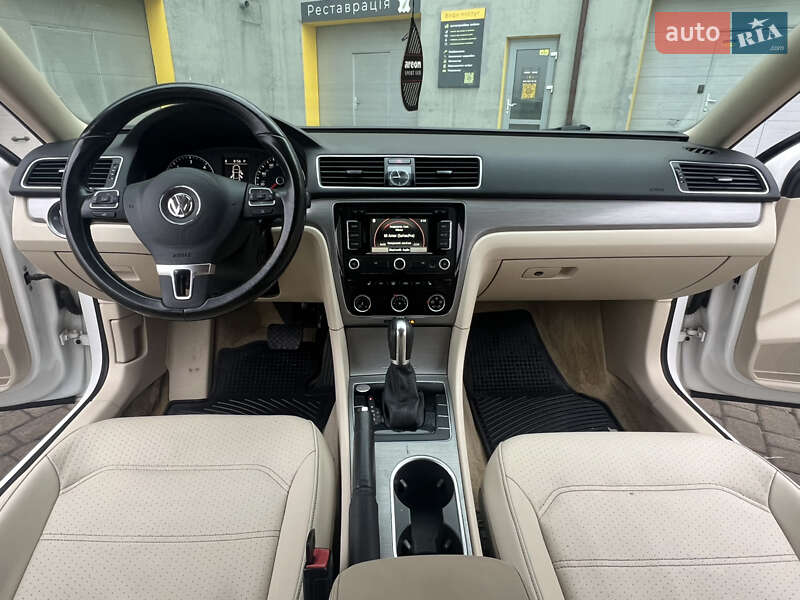 Седан Volkswagen Passat 2014 в Ивано-Франковске