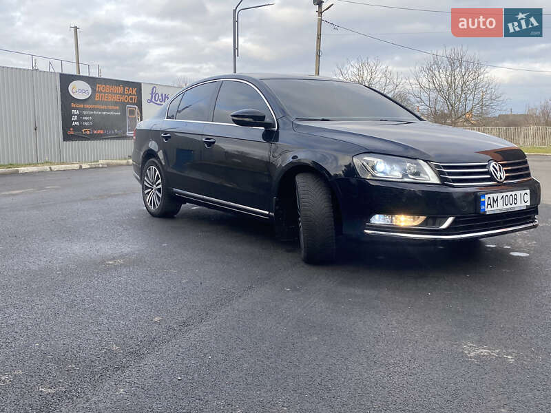 Седан Volkswagen Passat 2011 в Звягеле