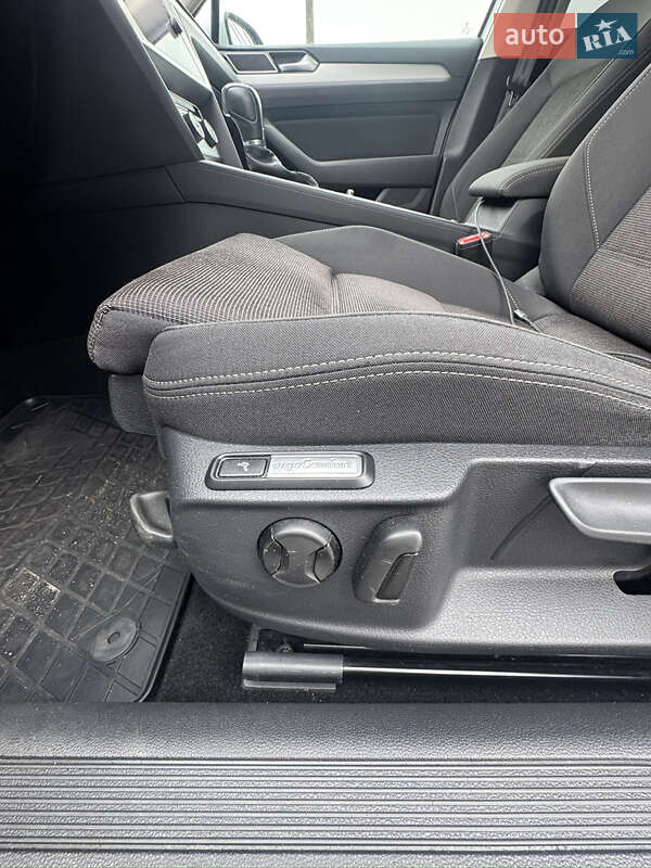 Седан Volkswagen Passat 2019 в Киеве