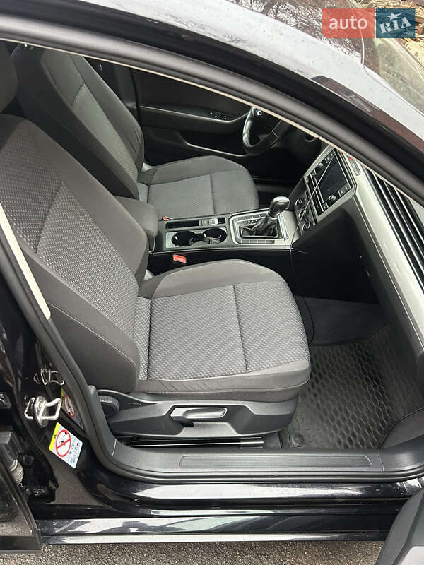 Седан Volkswagen Passat 2018 в Києві