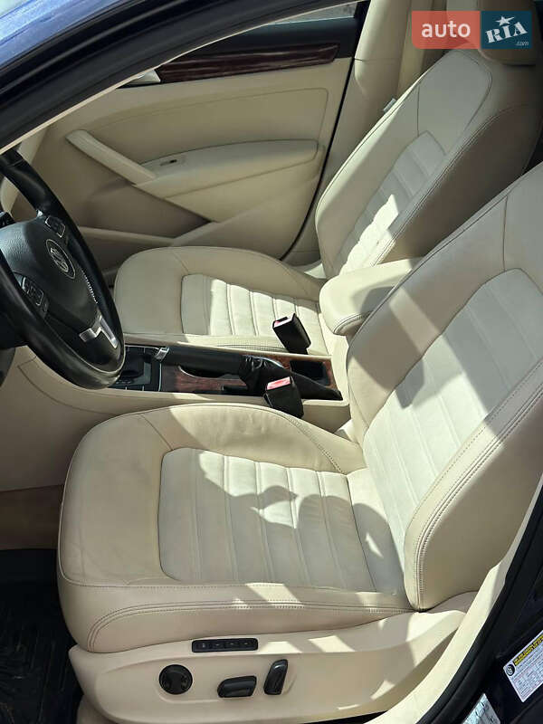 Седан Volkswagen Passat 2012 в Ровно