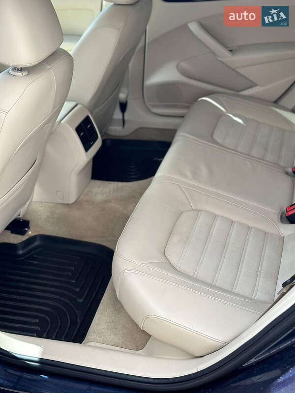 Седан Volkswagen Passat 2012 в Ровно