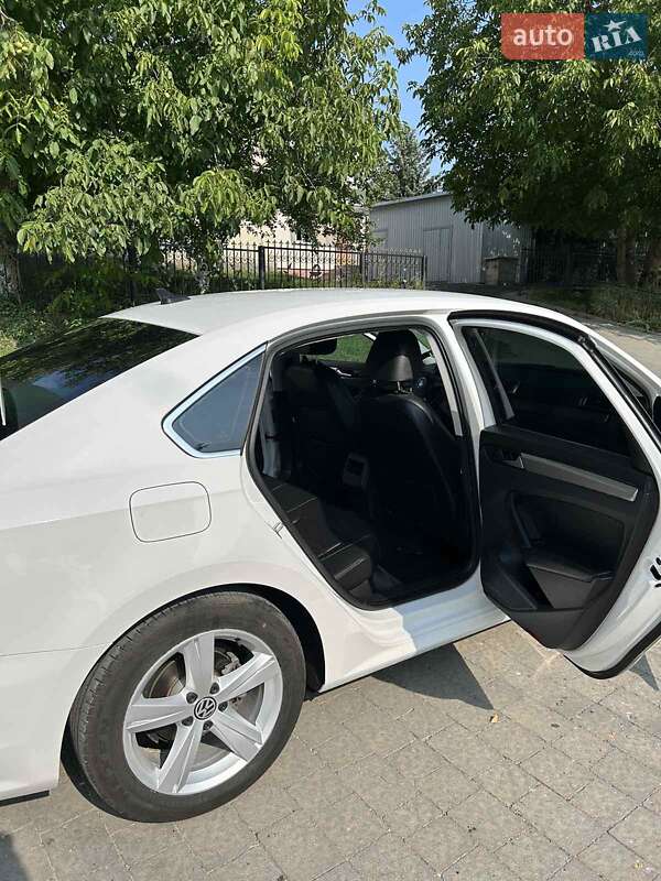 Седан Volkswagen Passat 2015 в Хмельницком