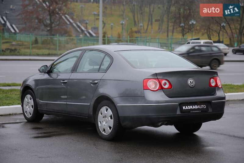 Седан Volkswagen Passat 2005 в Харкові