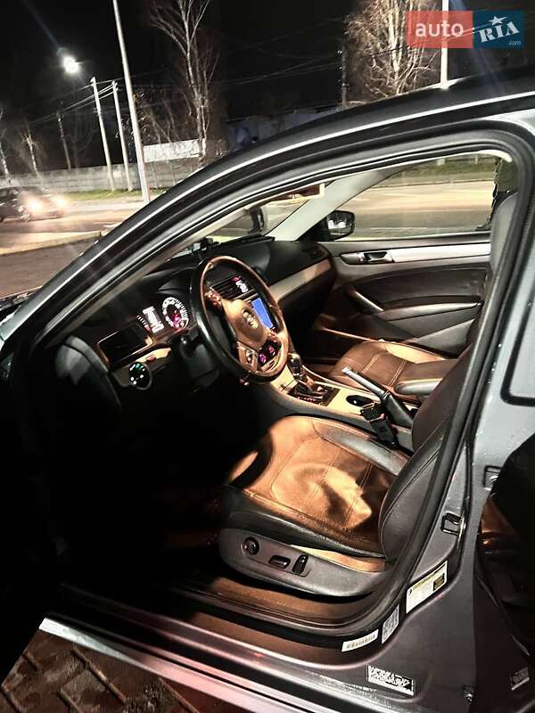 Седан Volkswagen Passat 2013 в Ровно