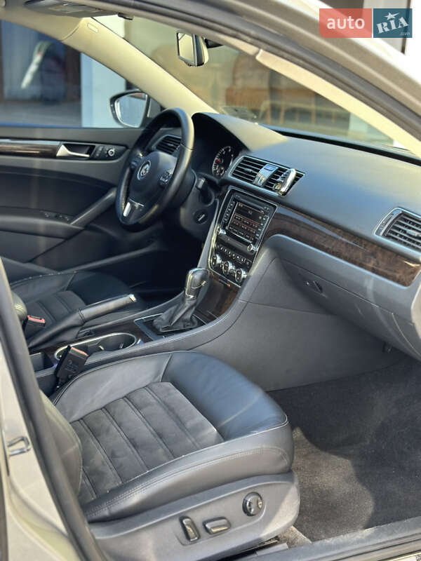 Седан Volkswagen Passat 2013 в Ужгороде