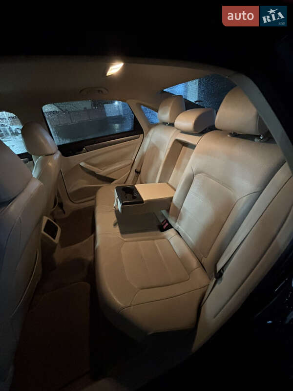 Седан Volkswagen Passat 2014 в Ровно