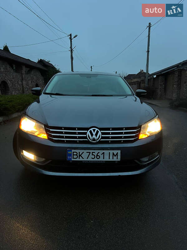 Седан Volkswagen Passat 2012 в Житомире