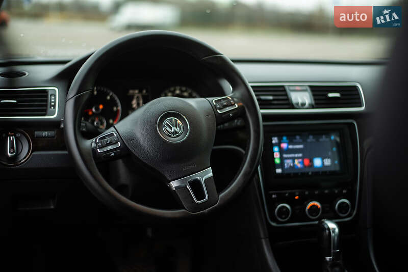 Седан Volkswagen Passat 2014 в Ровно