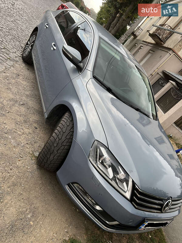 Седан Volkswagen Passat 2012 в Мукачевому