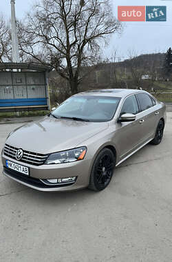 Седан Volkswagen Passat 2014 в Ровно