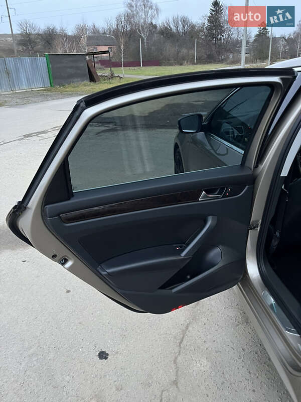 Седан Volkswagen Passat 2014 в Ровно