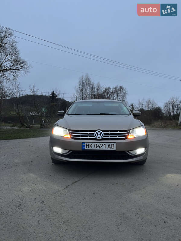 Седан Volkswagen Passat 2014 в Ровно