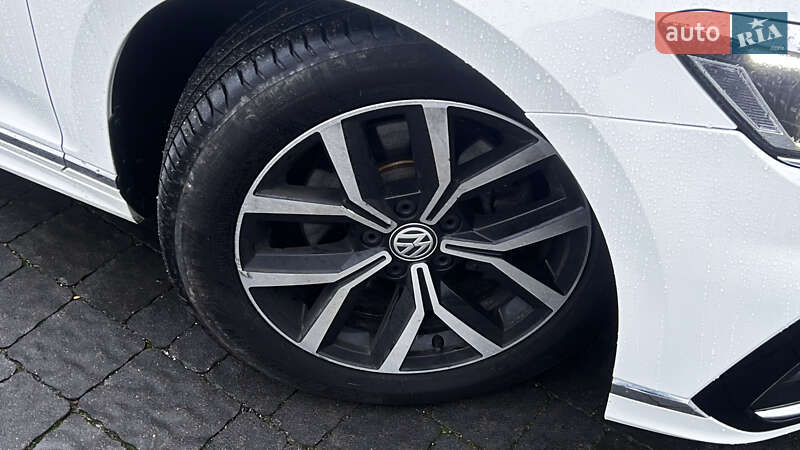 Седан Volkswagen Passat 2019 в Львове