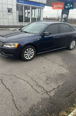 Седан Volkswagen Passat 2014 в Ивано-Франковске