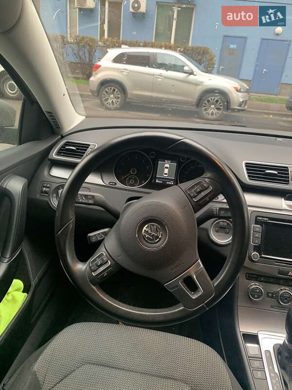 Седан Volkswagen Passat 2013 в Киеве